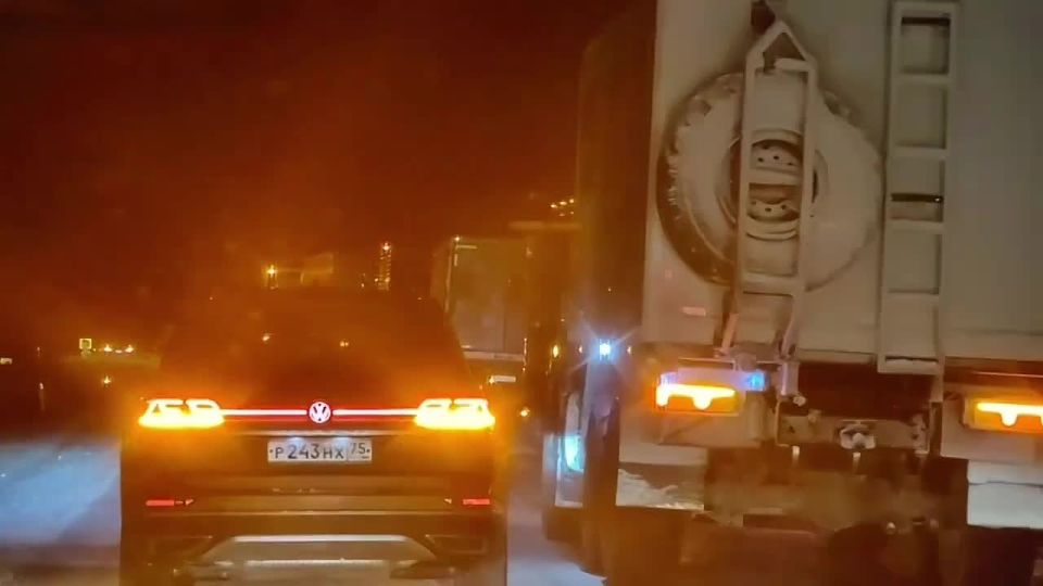 Обстановка на трассе Новокручининск— Чита Дорога скользкая, фуры и автобусы стоят на обочине