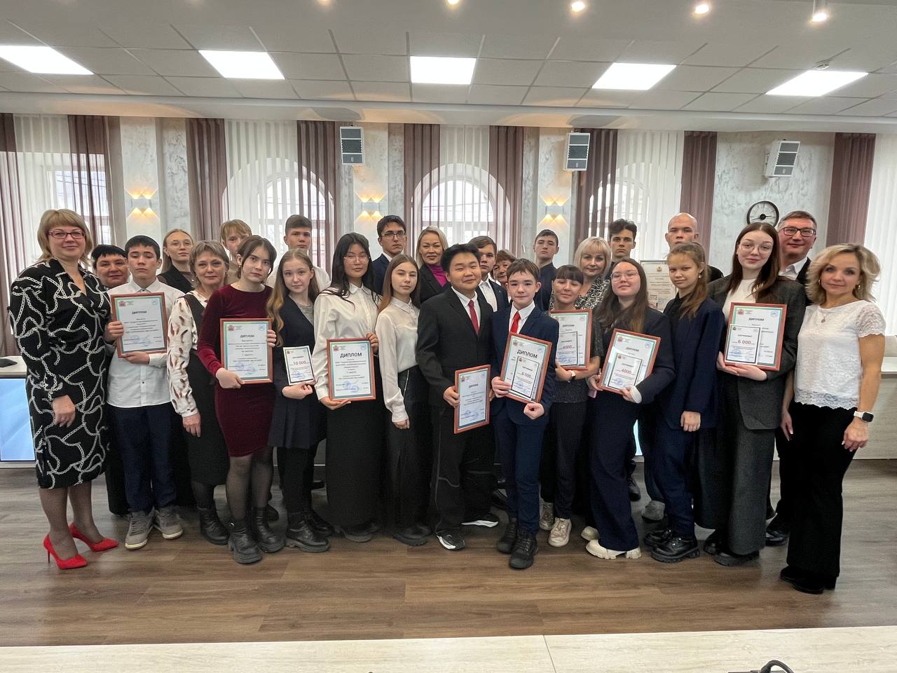 Награждение победителей городского конкурса среди обучающихся «Нет терроризму. Мы за мир» прошло в администрации краевого центра Награждение победителей городского конкурса среди обучающихся «Нет терроризму. Мы за мир» прошло в администрации краевого центра