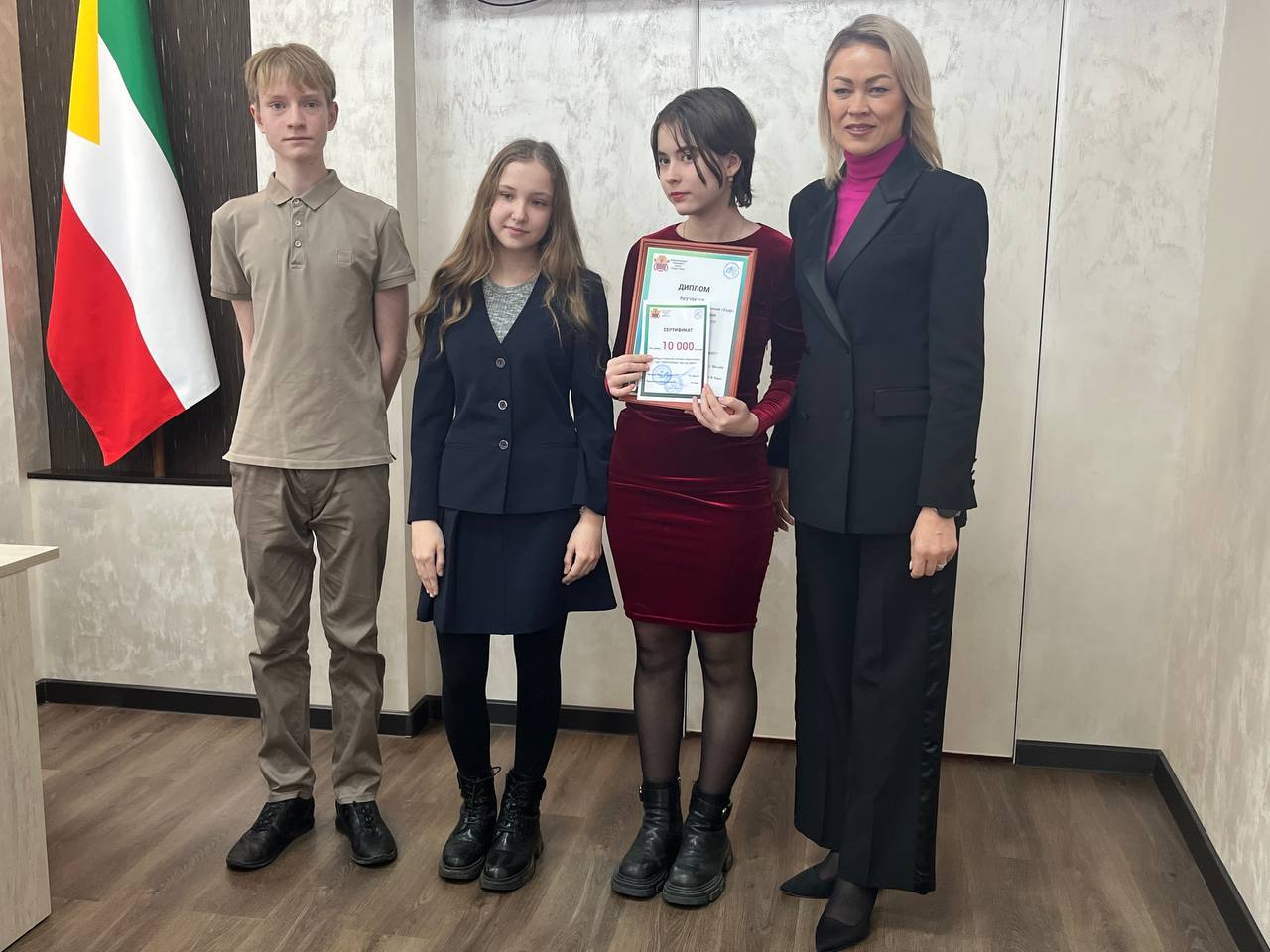 Награждение победителей городского конкурса среди обучающихся «Нет терроризму. Мы за мир» прошло в администрации краевого центра Награждение победителей городского конкурса среди обучающихся «Нет терроризму. Мы за мир» прошло в администрации краевого центра