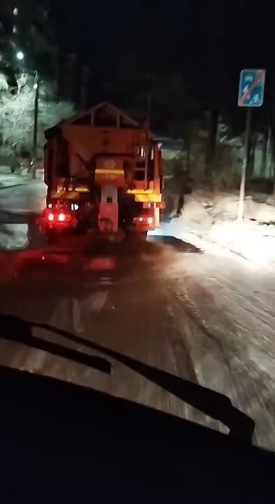 Специализированная техника муниципального бюджетного учреждения «ДМРСУ» в ночную смену производила очистку улиц краевого центра после выпавшего снега. Механизированная посыпка пескосоляной смесью была выполнена на 81 участке...