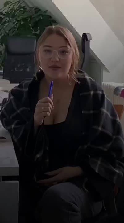 Стендап не только в юморе. Наш корреспондент продемонстрировала приём, при котором журналист находится в кадре и сообщает информацию по теме сюжета