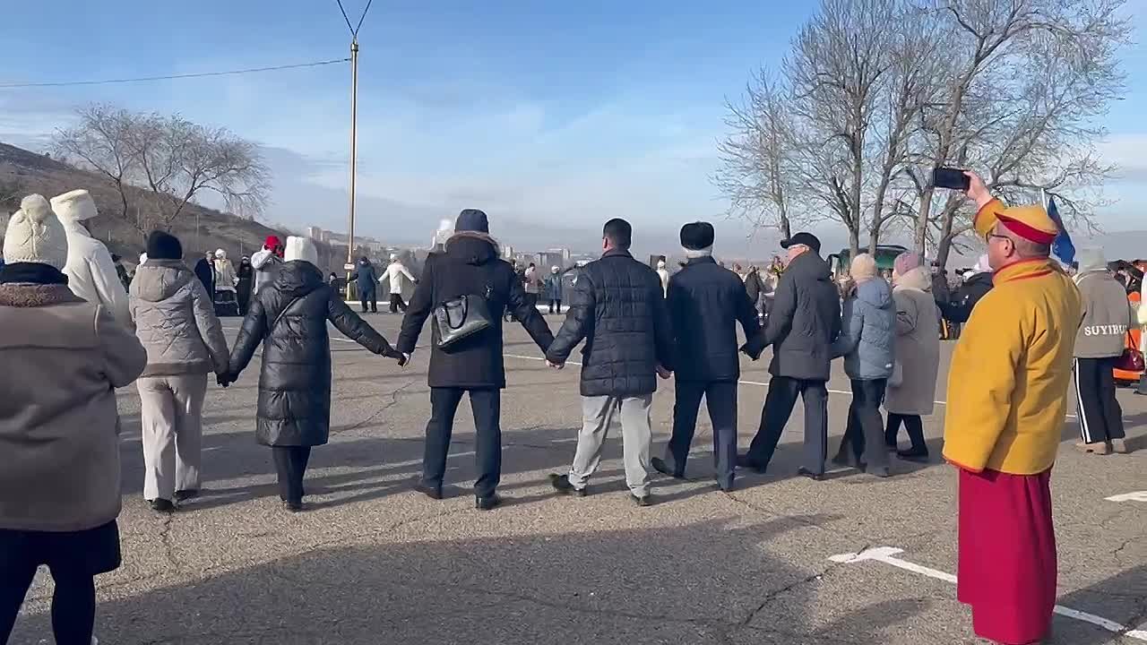 Большой хоровод завершил церемонию полуденного выстрела в Чите