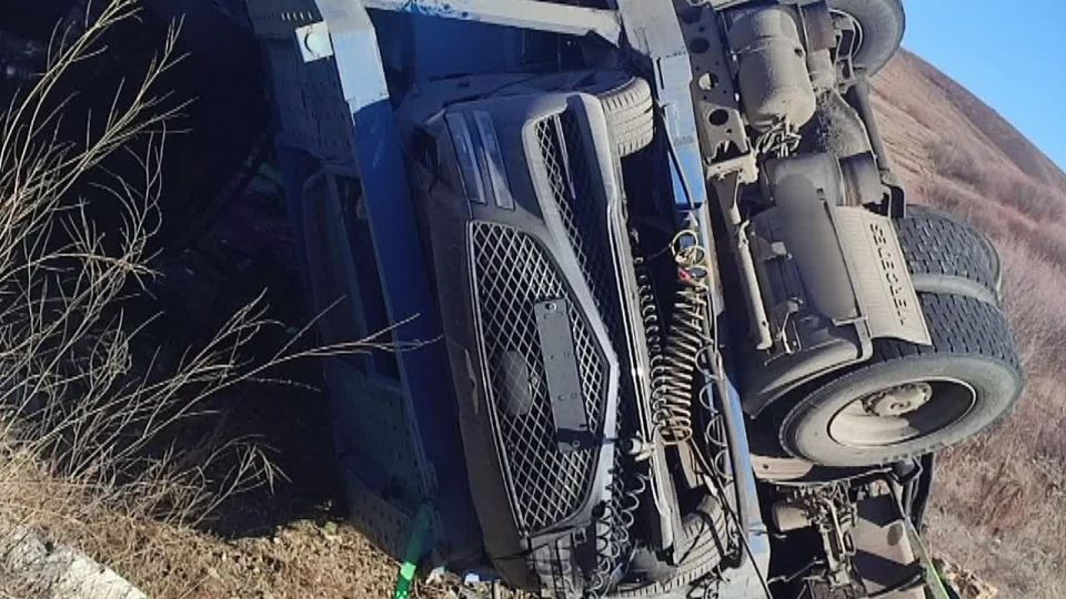 По предварительным данным 4 ноября в утреннее время на ФАД Амур Р-297 "Чита-Хабаровск", 288 км водитель большегрузного транспортного средства "Mercedes-Benz" не справился с управлением, допустил съезд с проезжей части с...