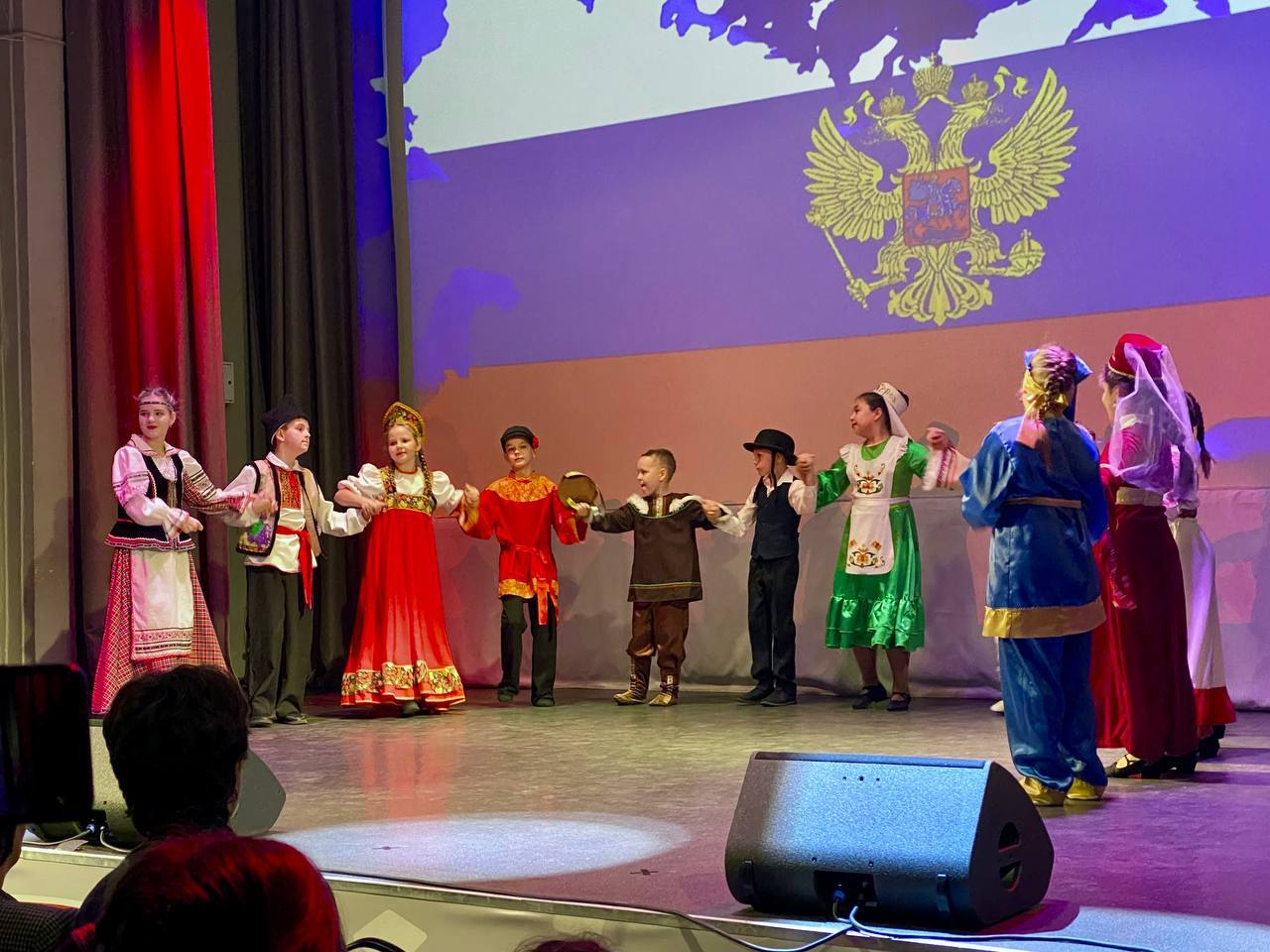 Праздничный концерт, посвященный Дню народного единства, прошел сегодня в КДЦ «Спутник» Праздничный концерт, посвященный Дню народного единства, прошел сегодня в КДЦ «Спутник»