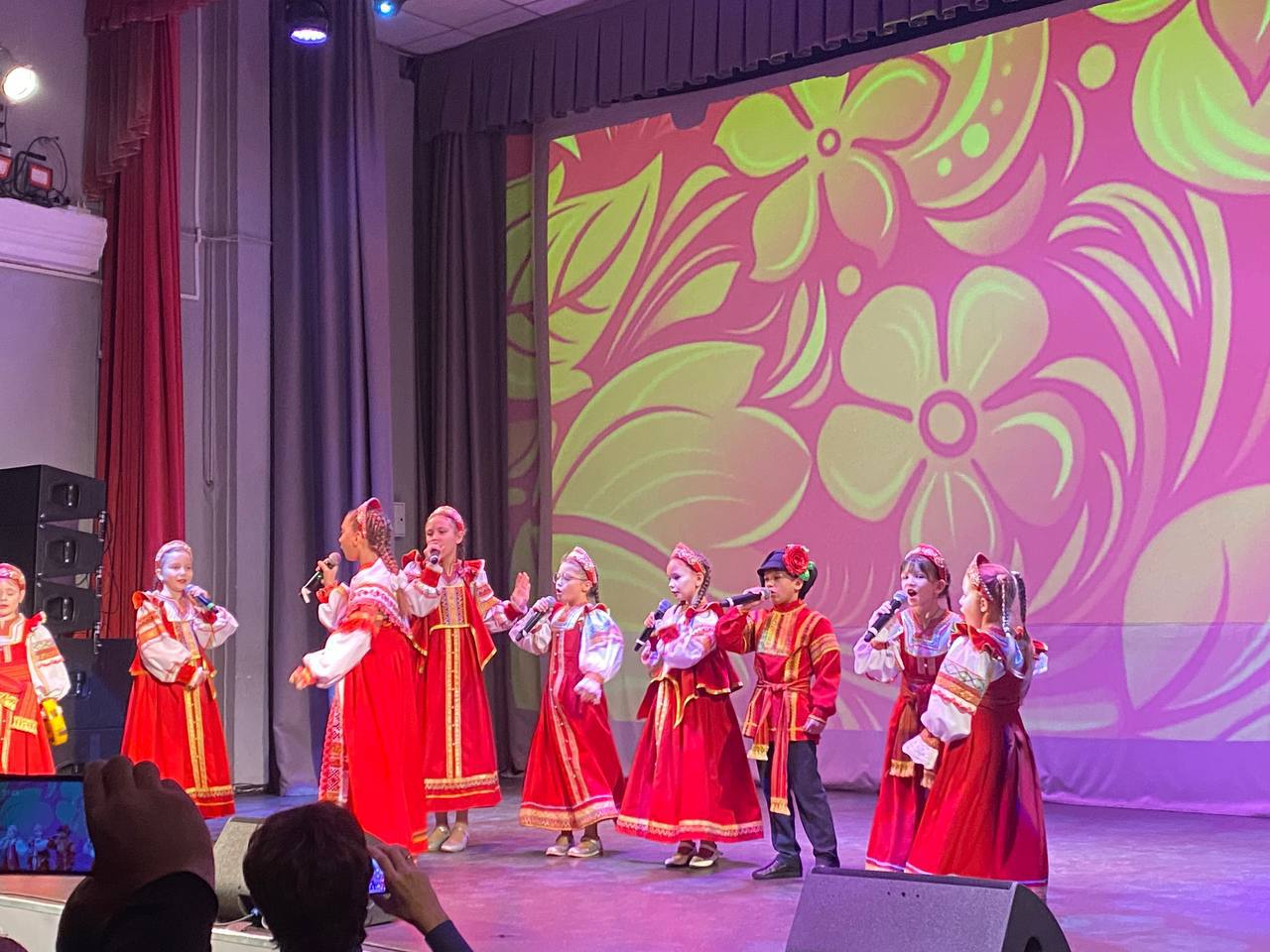 Праздничный концерт, посвященный Дню народного единства, прошел сегодня в КДЦ «Спутник» Праздничный концерт, посвященный Дню народного единства, прошел сегодня в КДЦ «Спутник»