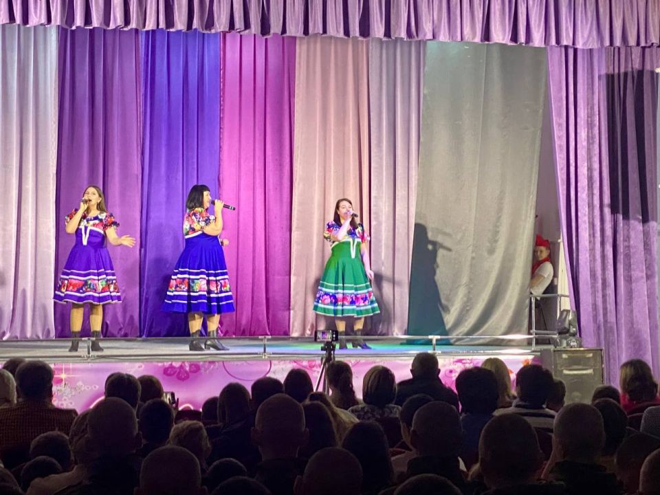 В КДЦ «Юность» на праздничный концерт ко Дню народного единства пришло большое количество военнослужащих и членов их семей В КДЦ «Юность» на праздничный концерт ко Дню народного единства пришло большое количество военнослужащих и членов их семей