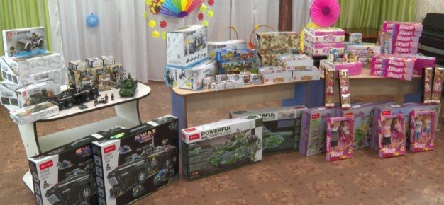 Сотрудники Читинской таможни доставили партию игрушек в 80 дошкольных учреждений