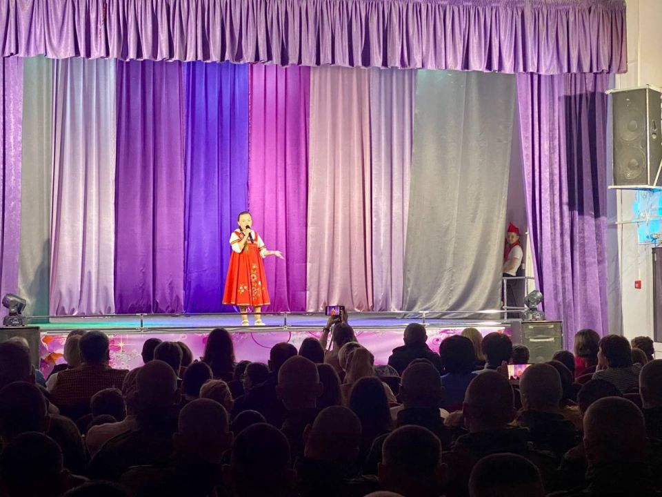 В КДЦ «Юность» на праздничный концерт ко Дню народного единства пришло большое количество военнослужащих и членов их семей В КДЦ «Юность» на праздничный концерт ко Дню народного единства пришло большое количество военнослужащих и членов их семей