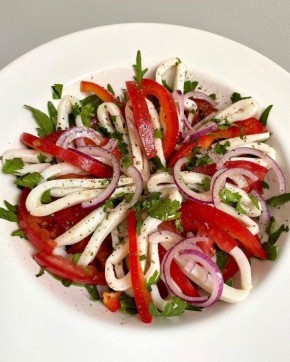 Летний свежий салат с кальмарами: ваш новый фаворит на столе