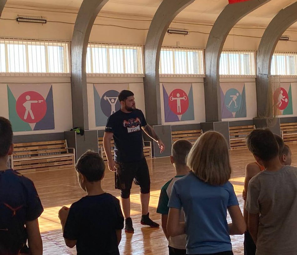 В Улетах прошел мастер-класс по смешенным единоборствам для детей и ветеранов СВО В Улетах прошел мастер-класс по смешенным единоборствам для детей и ветеранов СВО