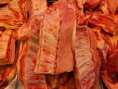 Забыли разморозить мясо? Хитрость, которая спасет ужин без микроволновки