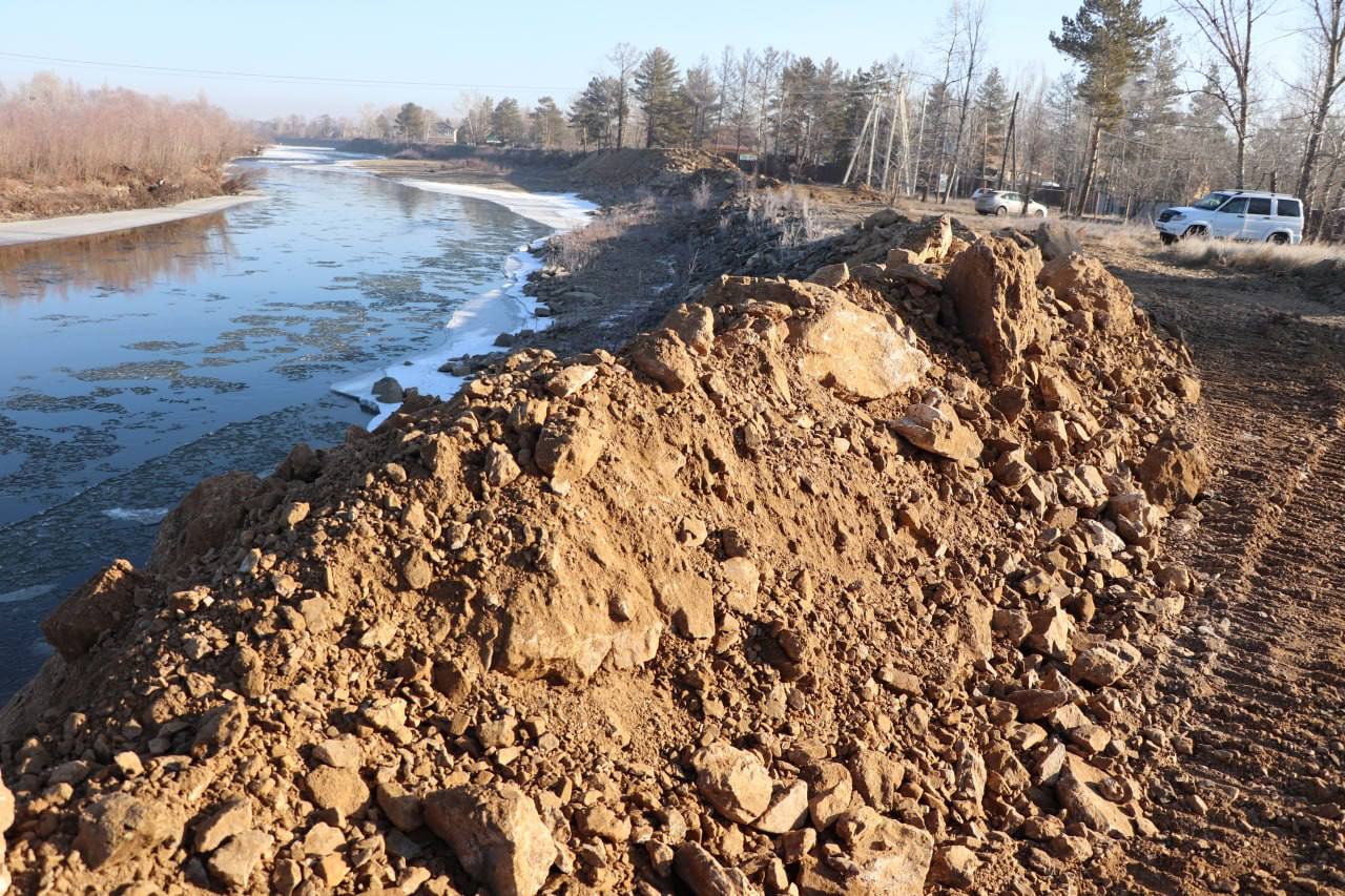 На берегах Читинки строят дамбы На берегах Читинки строят дамбы
