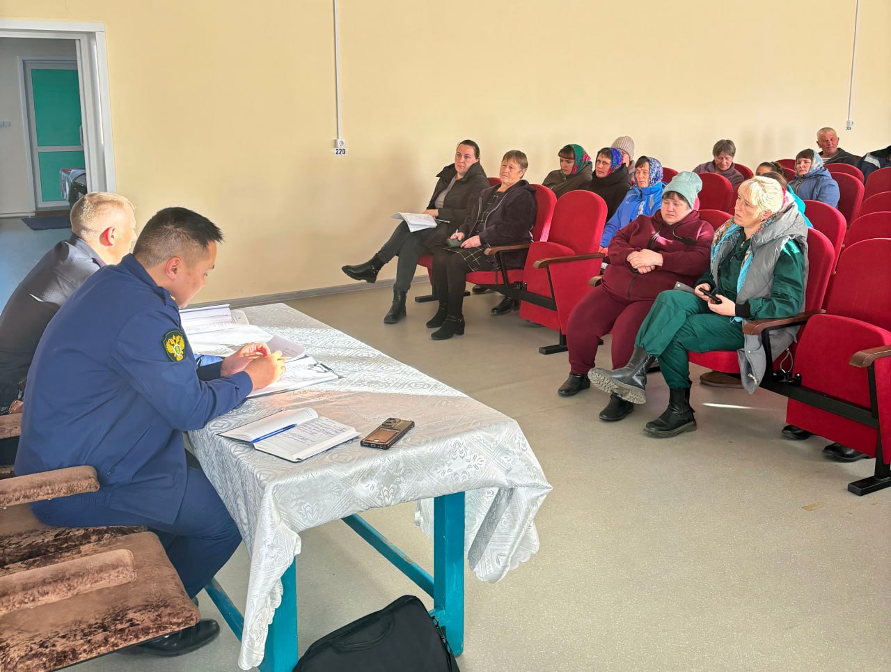 Прокуратура Красночикойского района в рамках работы по правовому просвещению и информированию выступила перед жителями сел Менза и Укыр, расположенных на расстоянии более 180 км от районного центра Прокуратура Красночикойского района в рамках работы по правовому просвещению и информированию выступила перед жителями сел Менза и Укыр, расположенных на расстоянии более 180 км от районного центра