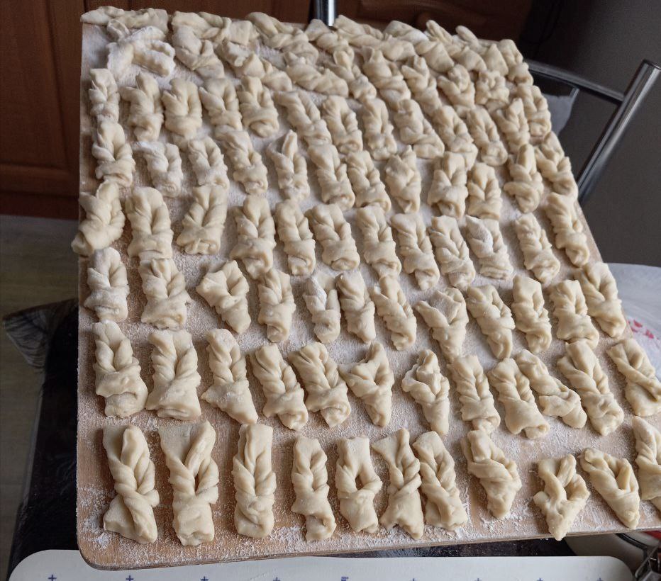 Режиссер Баяр Барадиев угостил известного певца, Народного артиста России Дмитрия Маликова бурятской выпечкой Режиссер Баяр Барадиев угостил известного певца, Народного артиста России Дмитрия Маликова бурятской выпечкой