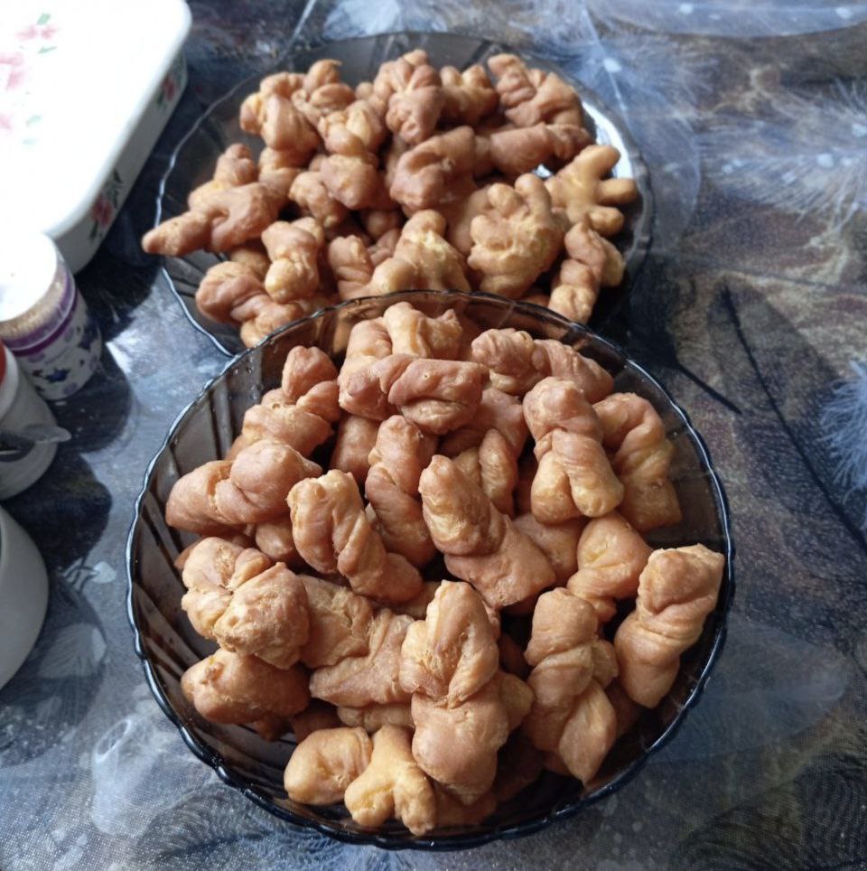 Режиссер Баяр Барадиев угостил известного певца, Народного артиста России Дмитрия Маликова бурятской выпечкой Режиссер Баяр Барадиев угостил известного певца, Народного артиста России Дмитрия Маликова бурятской выпечкой