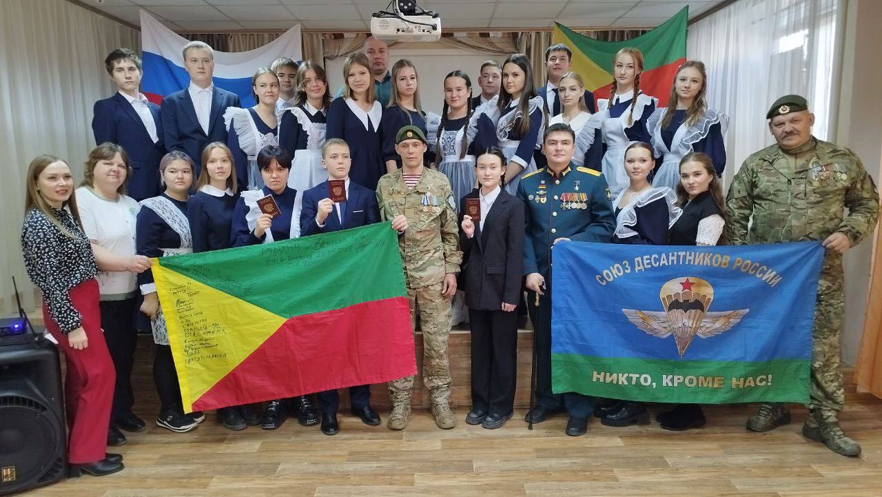 Очередная торжественная церемония вручения первых паспортов юным жителям Черновского района прошла сегодня в библиотеке № 5. На этот раз счастливыми обладателями самого важного документа стали дети поселка КСК Очередная торжественная церемония вручения первых паспортов юным жителям Черновского района прошла сегодня в библиотеке № 5. На этот раз счастливыми обладателями самого важного документа стали дети поселка КСК