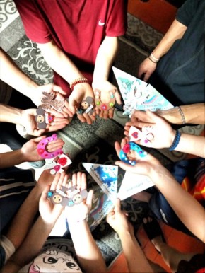 Дети из Хохотуйского центра «Березка» отправили свечи и обереги участникам СВО