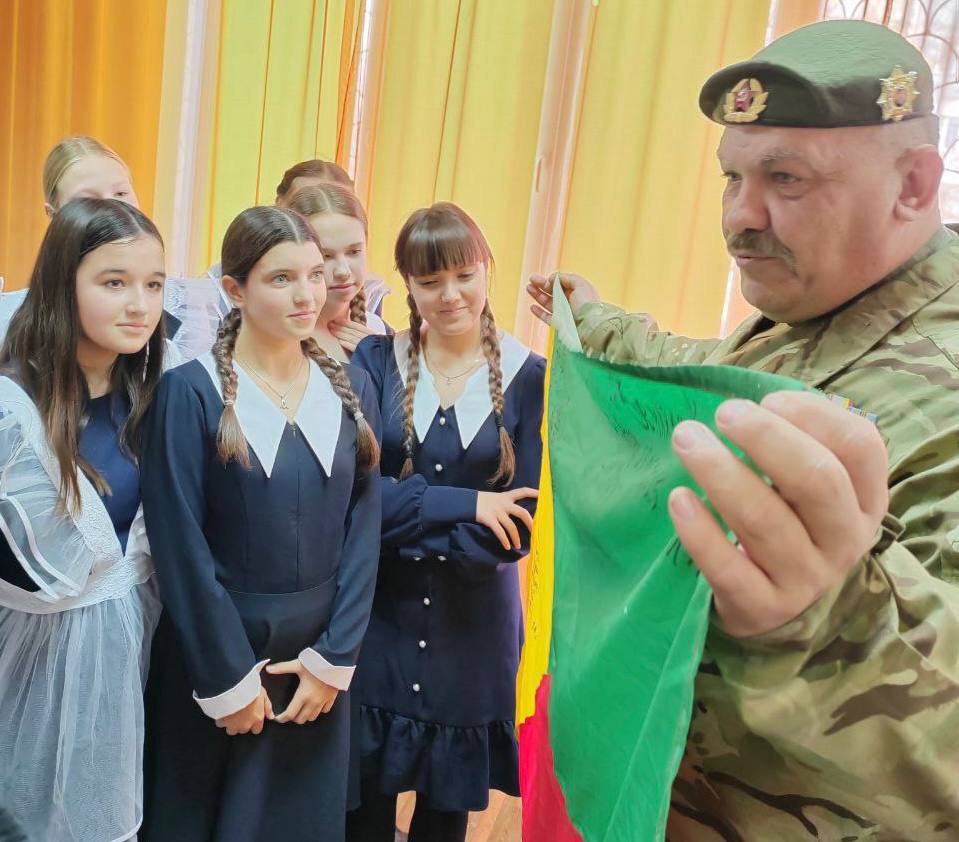 Очередная торжественная церемония вручения первых паспортов юным жителям Черновского района прошла сегодня в библиотеке № 5. На этот раз счастливыми обладателями самого важного документа стали дети поселка КСК Очередная торжественная церемония вручения первых паспортов юным жителям Черновского района прошла сегодня в библиотеке № 5. На этот раз счастливыми обладателями самого важного документа стали дети поселка КСК