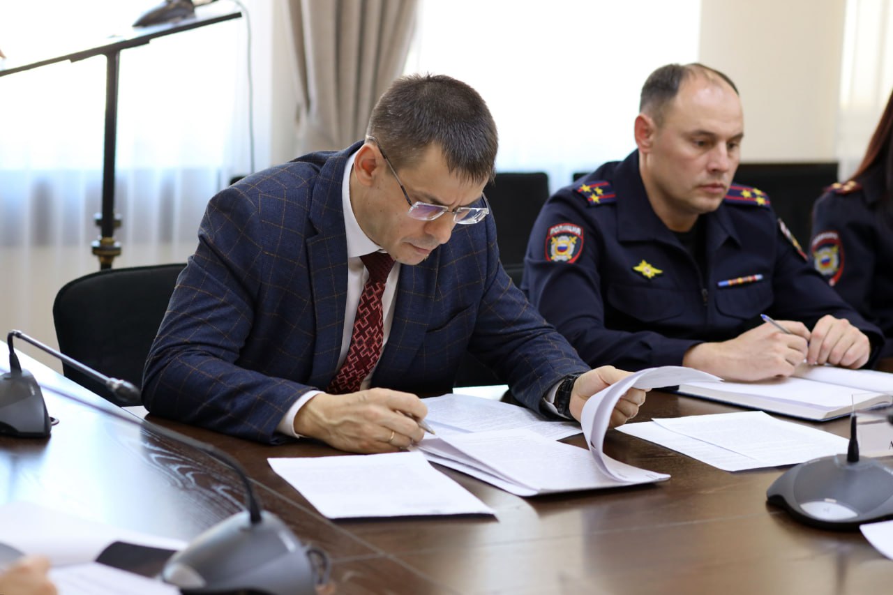 В Чите под председательством заместителя прокурора Забайкальского края Алексея Радченко с участием заместителя начальника регионального управления МВД России Александра Никитина, представителей аппаратов и территориальных... В Чите под председательством заместителя прокурора Забайкальского края Алексея Радченко с участием заместителя начальника регионального управления МВД России Александра Никитина, представителей аппаратов и территориальных...