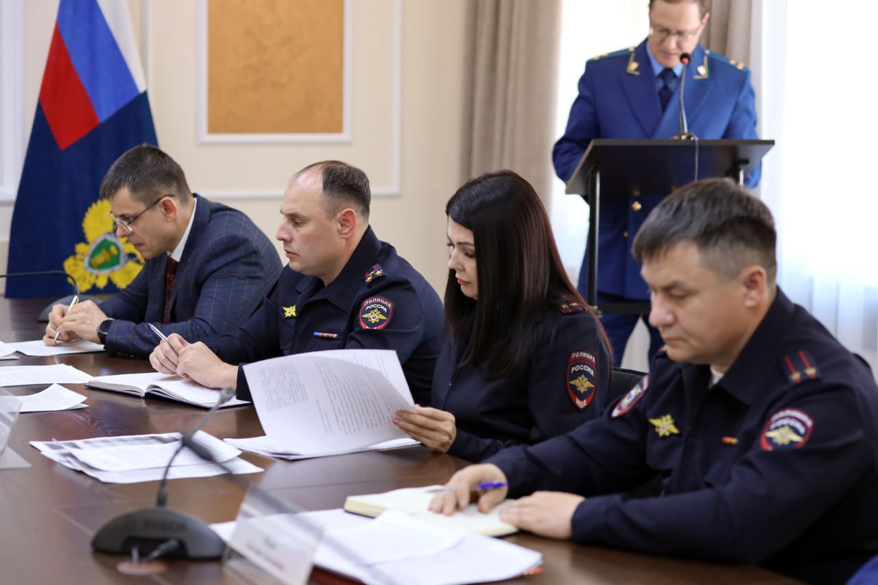 В Чите под председательством заместителя прокурора Забайкальского края Алексея Радченко с участием заместителя начальника регионального управления МВД России Александра Никитина, представителей аппаратов и территориальных... В Чите под председательством заместителя прокурора Забайкальского края Алексея Радченко с участием заместителя начальника регионального управления МВД России Александра Никитина, представителей аппаратов и территориальных...