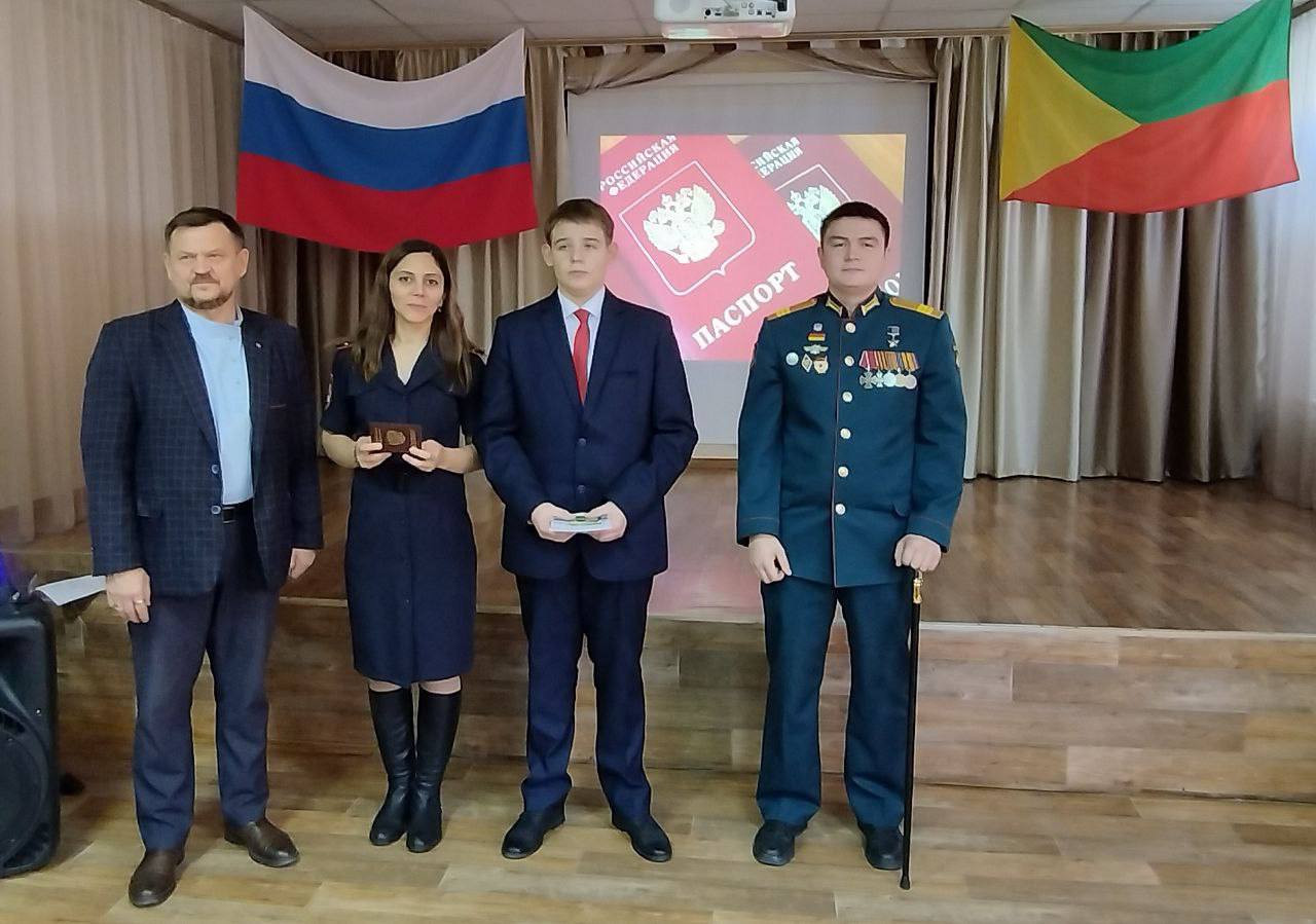 Очередная торжественная церемония вручения первых паспортов юным жителям Черновского района прошла сегодня в библиотеке № 5. На этот раз счастливыми обладателями самого важного документа стали дети поселка КСК Очередная торжественная церемония вручения первых паспортов юным жителям Черновского района прошла сегодня в библиотеке № 5. На этот раз счастливыми обладателями самого важного документа стали дети поселка КСК