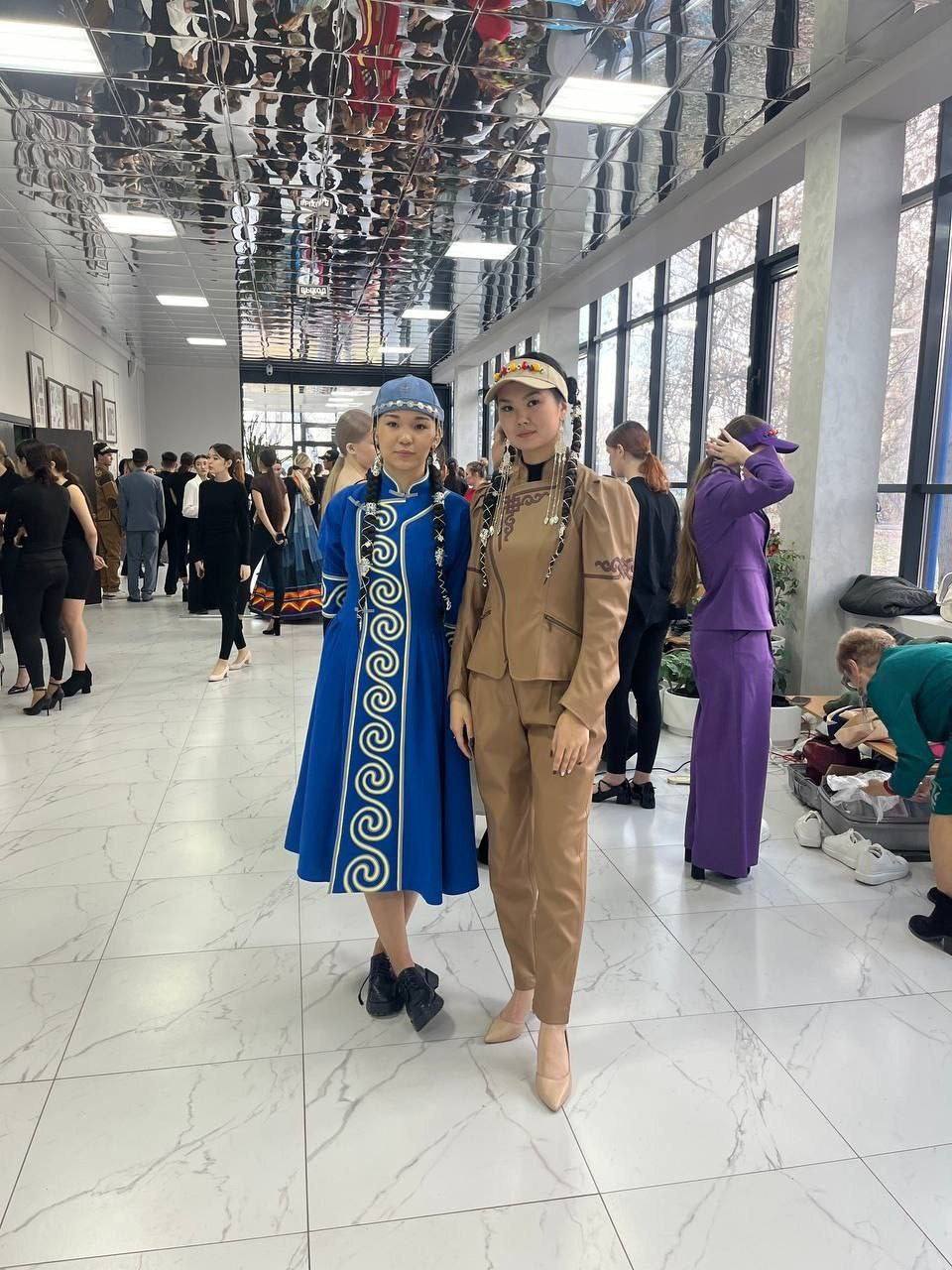 Мастерица из Агинского представила свою коллекцию «Угалза» на XXIV Международном конкурсе высокой моды национального костюма «Этно-Эрато» Мастерица из Агинского представила свою коллекцию «Угалза» на XXIV Международном конкурсе высокой моды национального костюма «Этно-Эрато»