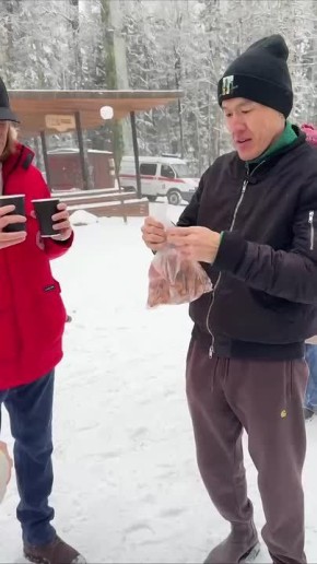 Режиссер Баяр Барадиев угостил известного певца, Народного артиста России Дмитрия Маликова бурятской выпечкой