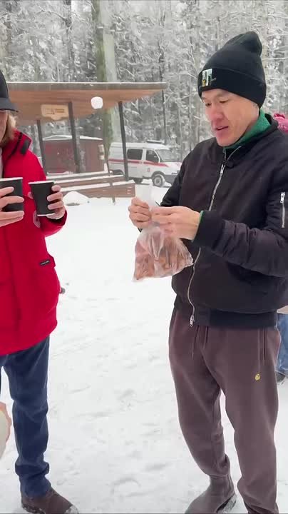 Режиссер Баяр Барадиев угостил известного певца, Народного артиста России Дмитрия Маликова бурятской выпечкой