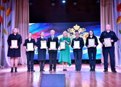 В Чите отряды юных друзей полиции поздравили правоохранителей с наступающим профессиональным праздником