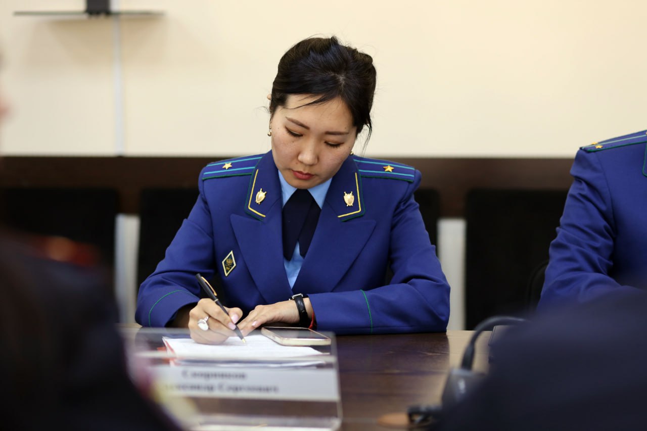 В Чите под председательством заместителя прокурора Забайкальского края Алексея Радченко с участием заместителя начальника регионального управления МВД России Александра Никитина, представителей аппаратов и территориальных... В Чите под председательством заместителя прокурора Забайкальского края Алексея Радченко с участием заместителя начальника регионального управления МВД России Александра Никитина, представителей аппаратов и территориальных...