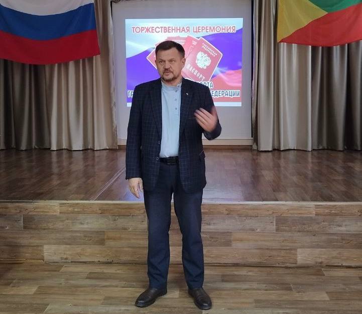 Очередная торжественная церемония вручения первых паспортов юным жителям Черновского района прошла сегодня в библиотеке № 5. На этот раз счастливыми обладателями самого важного документа стали дети поселка КСК Очередная торжественная церемония вручения первых паспортов юным жителям Черновского района прошла сегодня в библиотеке № 5. На этот раз счастливыми обладателями самого важного документа стали дети поселка КСК