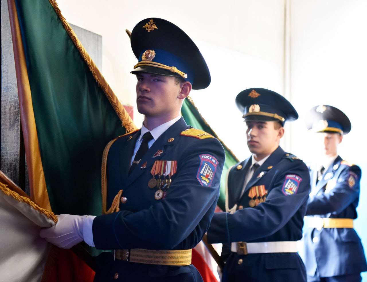 В Чите отряды юных друзей полиции поздравили правоохранителей с наступающим профессиональным праздником В Чите отряды юных друзей полиции поздравили правоохранителей с наступающим профессиональным праздником