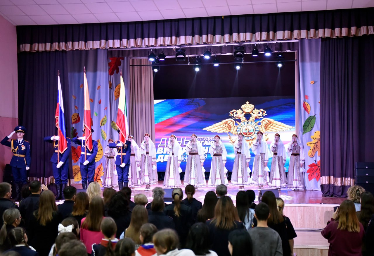 В Чите отряды юных друзей полиции поздравили правоохранителей с наступающим профессиональным праздником В Чите отряды юных друзей полиции поздравили правоохранителей с наступающим профессиональным праздником