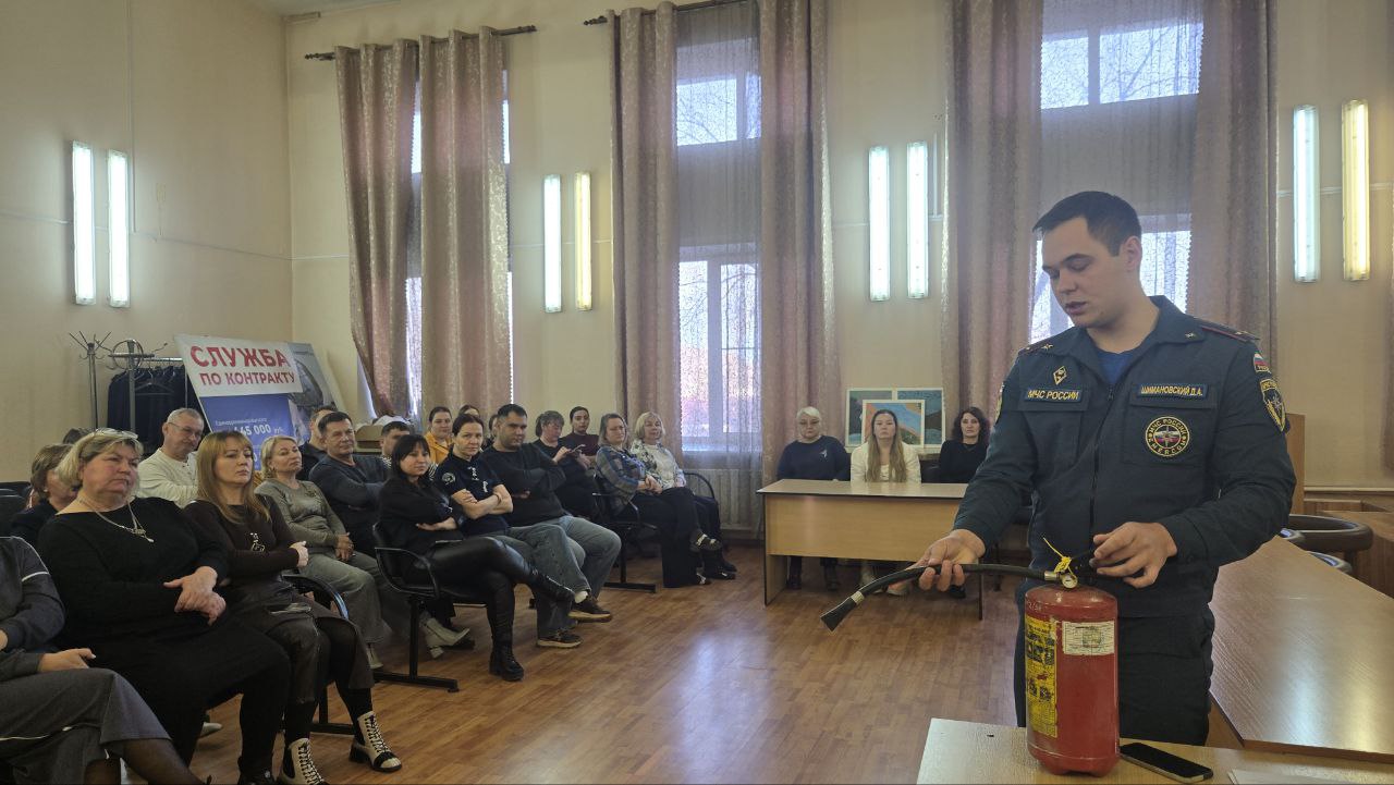 В рамках взаимодействия с Главным управлением МЧС России по Забайкальскому краю, сегодня в здании администрации Ингодинского района начальником караула 3 ПСЧ 3 ПСО проведены учения по пожарной безопасности с работниками... В рамках взаимодействия с Главным управлением МЧС России по Забайкальскому краю, сегодня в здании администрации Ингодинского района начальником караула 3 ПСЧ 3 ПСО проведены учения по пожарной безопасности с работниками...