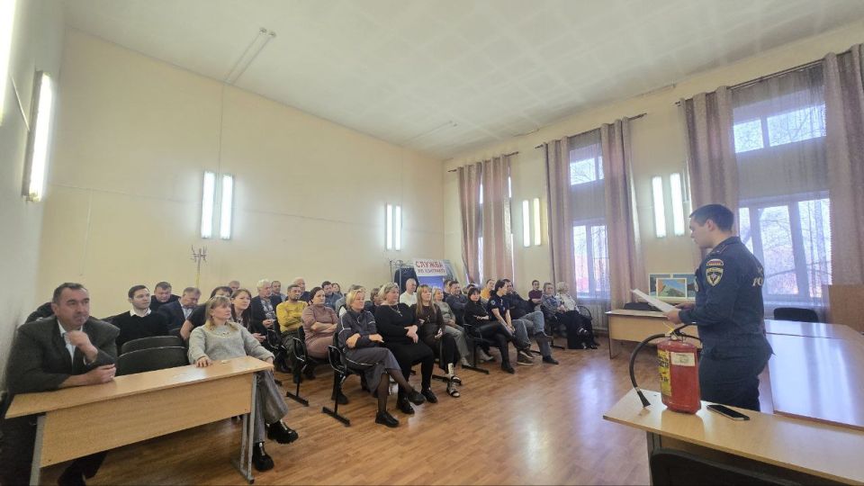 В рамках взаимодействия с Главным управлением МЧС России по Забайкальскому краю, сегодня в здании администрации Ингодинского района начальником караула 3 ПСЧ 3 ПСО проведены учения по пожарной безопасности с работниками...