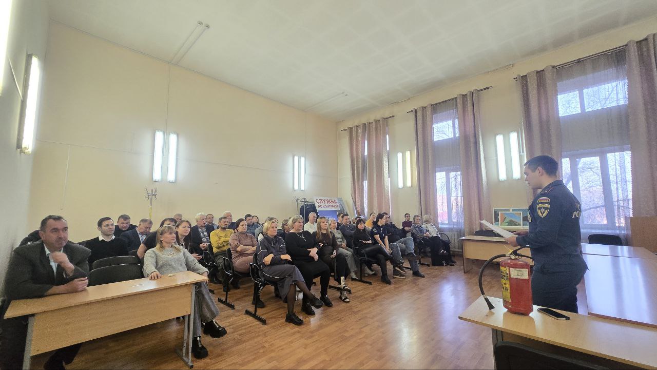 В рамках взаимодействия с Главным управлением МЧС России по Забайкальскому краю, сегодня в здании администрации Ингодинского района начальником караула 3 ПСЧ 3 ПСО проведены учения по пожарной безопасности с работниками...