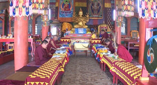 Лама из Забайкалья участвует в церемонии в Королевстве Бутан