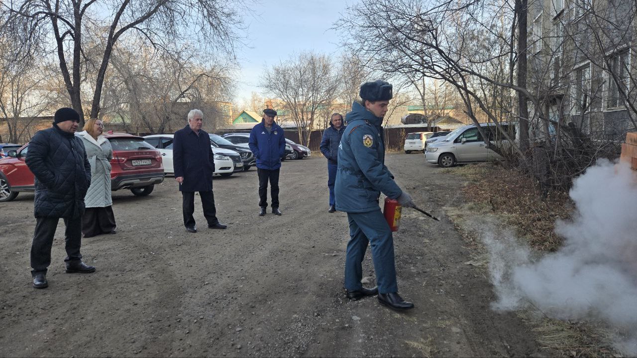 В рамках взаимодействия с Главным управлением МЧС России по Забайкальскому краю, сегодня в здании администрации Ингодинского района начальником караула 3 ПСЧ 3 ПСО проведены учения по пожарной безопасности с работниками... В рамках взаимодействия с Главным управлением МЧС России по Забайкальскому краю, сегодня в здании администрации Ингодинского района начальником караула 3 ПСЧ 3 ПСО проведены учения по пожарной безопасности с работниками...
