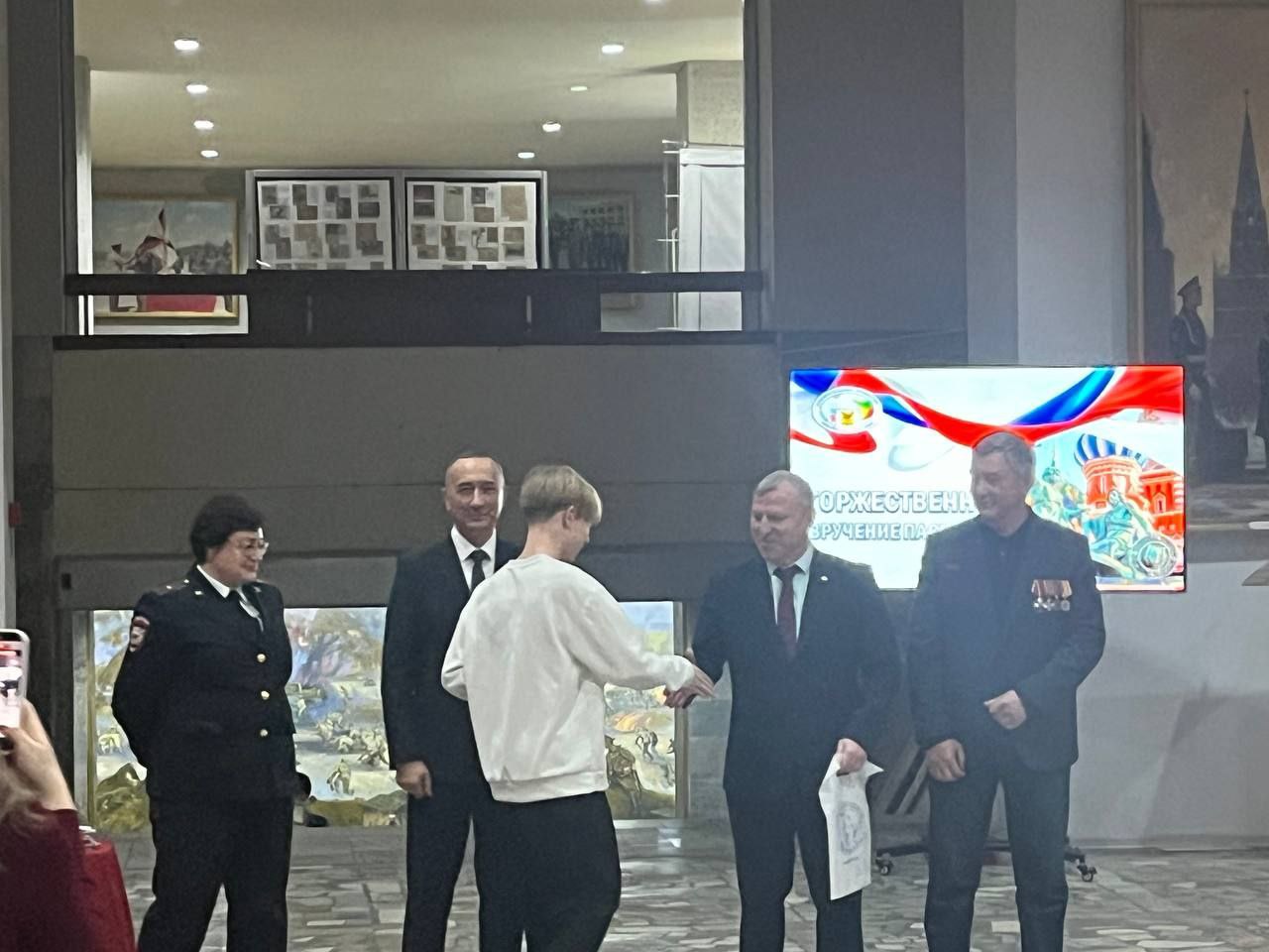 Торжественное вручение паспортов приуроченное ко Дню народного единства Торжественное вручение паспортов приуроченное ко Дню народного единства