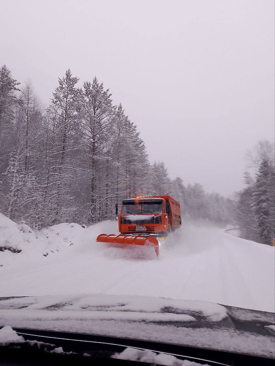 Снег убирают. На очистку дорог направили технику Снег убирают. На очистку дорог направили технику