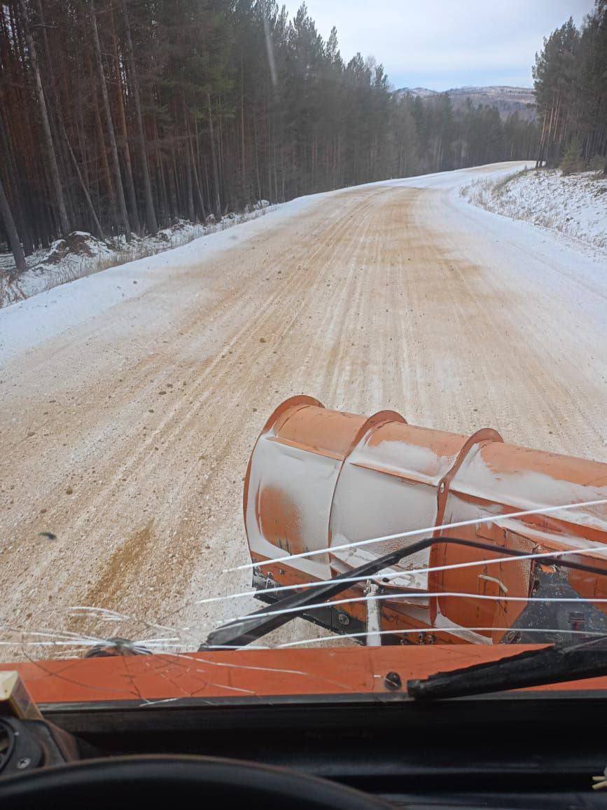 Снег убирают. На очистку дорог направили технику Снег убирают. На очистку дорог направили технику