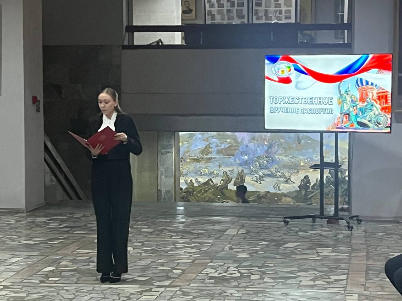 Торжественное вручение паспортов приуроченное ко Дню народного единства Торжественное вручение паспортов приуроченное ко Дню народного единства