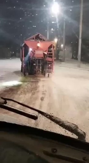 Снег убирают. На очистку дорог направили технику