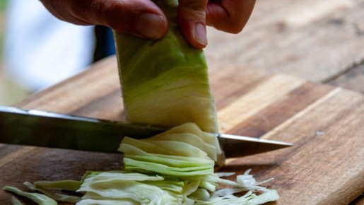 Моющее средство бессильно: этот фрукт спасет вашу разделочную доску от пятен