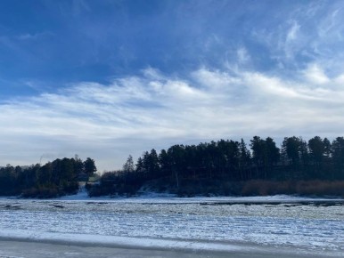 Доброе утро. Сегодня и завтра ожидается снег и сильный ветер 15–20 м/с