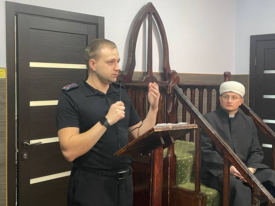 Сотрудники миграционной службы разъяснили требования миграционного законодательства