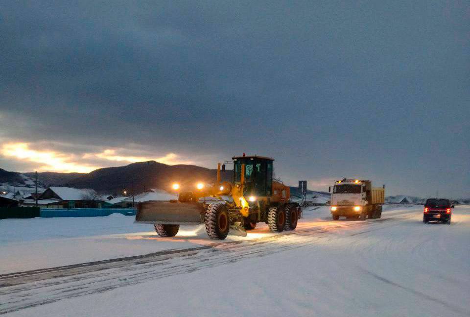 Около 100 машин вышли на расчистку дорог от снега и льда в Забайкалье Около 100 машин вышли на расчистку дорог от снега и льда в Забайкалье