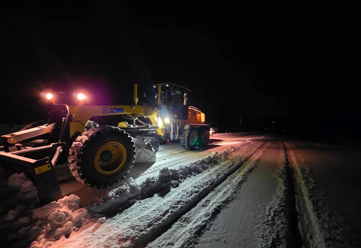 Около 100 машин вышли на расчистку дорог от снега и льда в Забайкалье