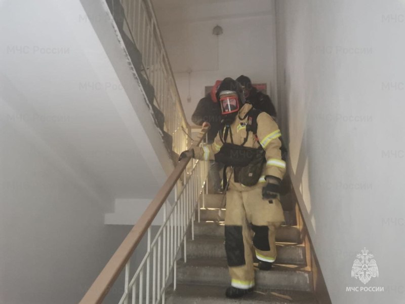 Вечером шестого ноября огнеборцы пожарно-спасательной части № 9 города Краснокаменск спасли двух человек на пожаре мусора в многоквартирном доме