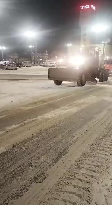 Очистка улиц от снега продолжается в забайкальской столице. В ночную смену механизированное подметание с грейдером было выполнено на 7 участках городских улиц, мехподметание с отвалами - на шести, мехпосыпка пескосоляной...